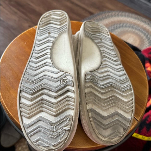 Madden girl, canvas khaki tennis shoes, size 9 - Picture 3 of 3